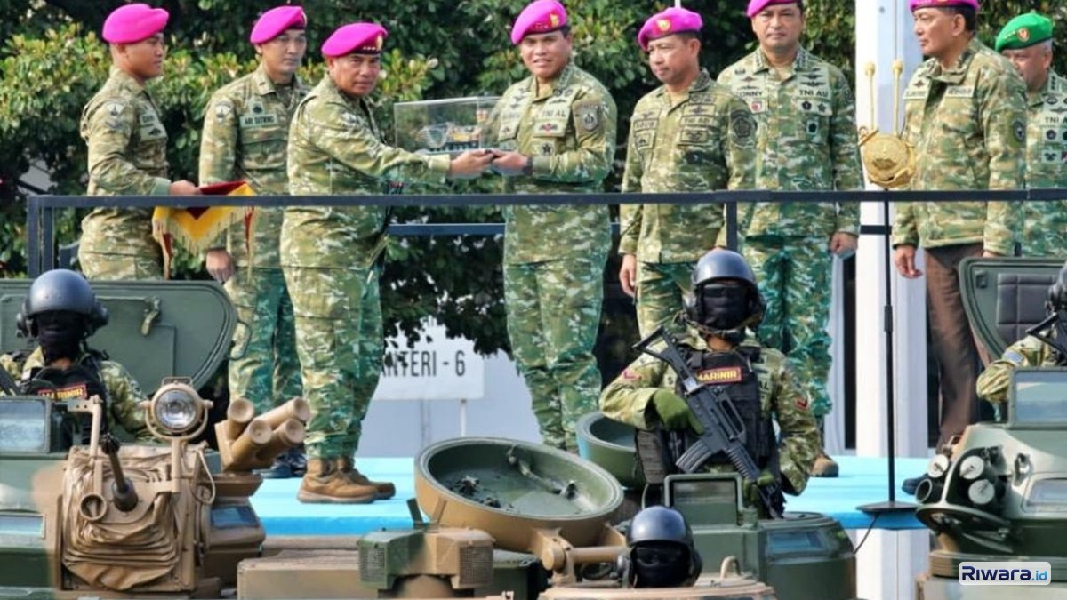 Menhan Jenderal TNI Purn Sjafrie Sjamsoeddin memimpin upacara penerimaan dan penyerahan Amfibi Ranpur AAV M-35 di Lapangan Apel Brigif 1 Marinir Kesatrian Marinir Hartono Cilandak Jakarta Selatan Senin 28 September 2026